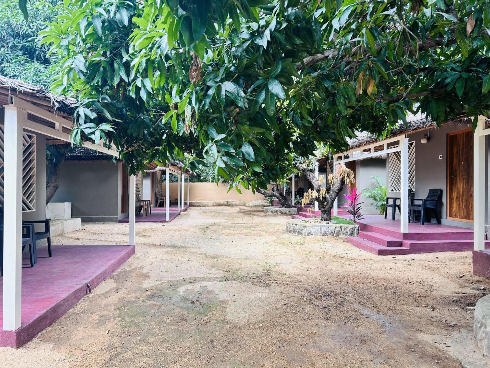Hampi Village Resort & Tutti Cafe Exteriör bild